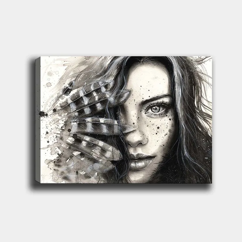 Canvastavla 70x100 cm - Kvinna med intensiv blick, delvis skymd av fjädrar och abstrakta mönster, Svart / Grå / Vit