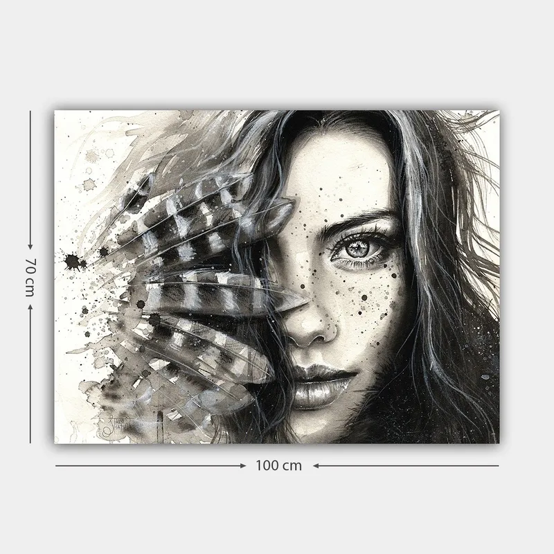 Canvastavla 70x100 cm - Kvinna med intensiv blick, delvis skymd av fjädrar och abstrakta mönster - Svart / Grå / Vit - Inredning - Tavlor & konst - Canvastavlor