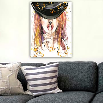 Canvastavla 70x100 cm - Kvinna med rödaktigt hår som håller ett finger mot läpparna i en tystnadsgest - Röd / Svart / Orange - Inredning - Tavlor & konst - Canvastavlor