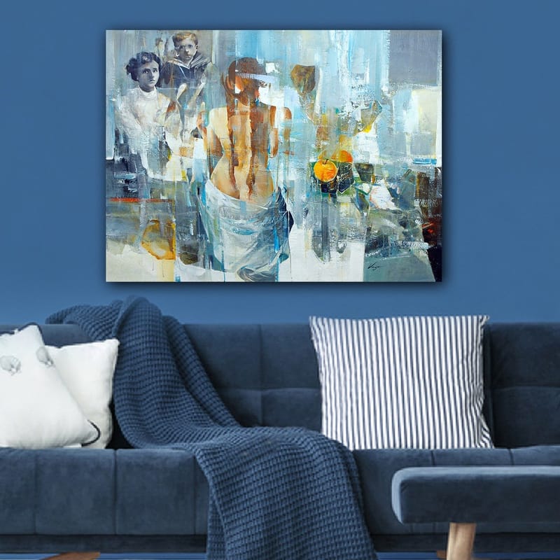 Canvastavla 70x100 cm - Kvinna med ryggen vänd mot betraktaren, omgiven av abstrakta former och figurer - Blå / Orange / Grå - Inredning - Tavlor & konst - Canvastavlor