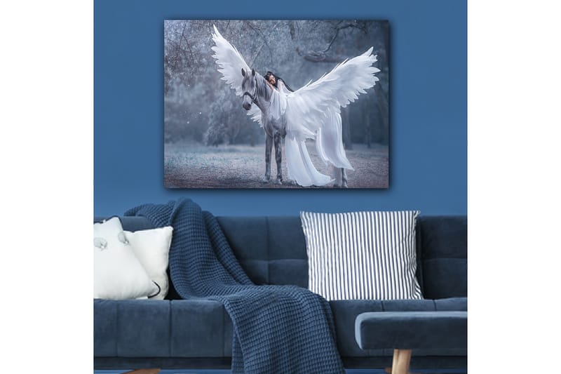 Canvastavla 70x100 cm - Kvinna med vingar som omfamnar ett grått häst med stora vita vingar - Vitt / Grått / Ljusblått - Inredning - Tavlor & konst - Canvastavlor