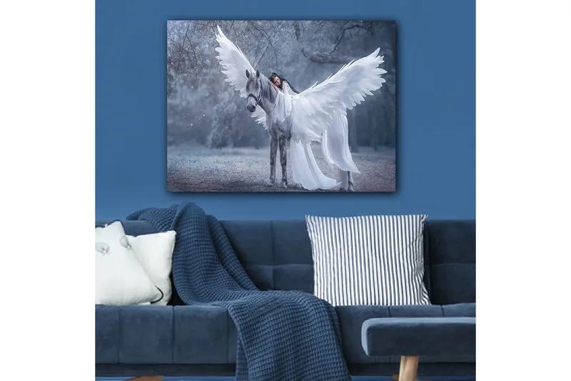 Canvastavla 70x100 cm - Kvinna med vingar som omfamnar ett grått häst med stora vita vingar - Vitt / Grått / Ljusblått - Inredning - Tavlor & konst - Canvastavlor