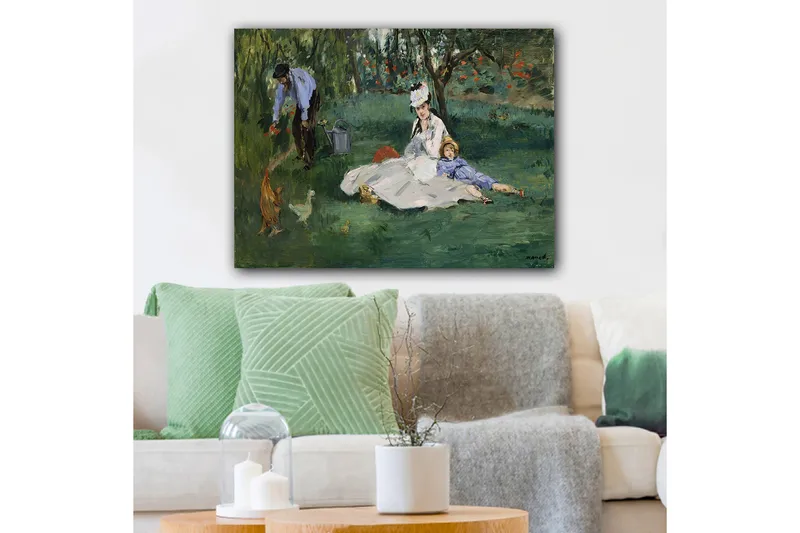 Canvastavla 70x100 cm - Kvinna och ett barn sitter på gräset medan en man vattnar blommor i en trädgård, Grön / Blå / Vit