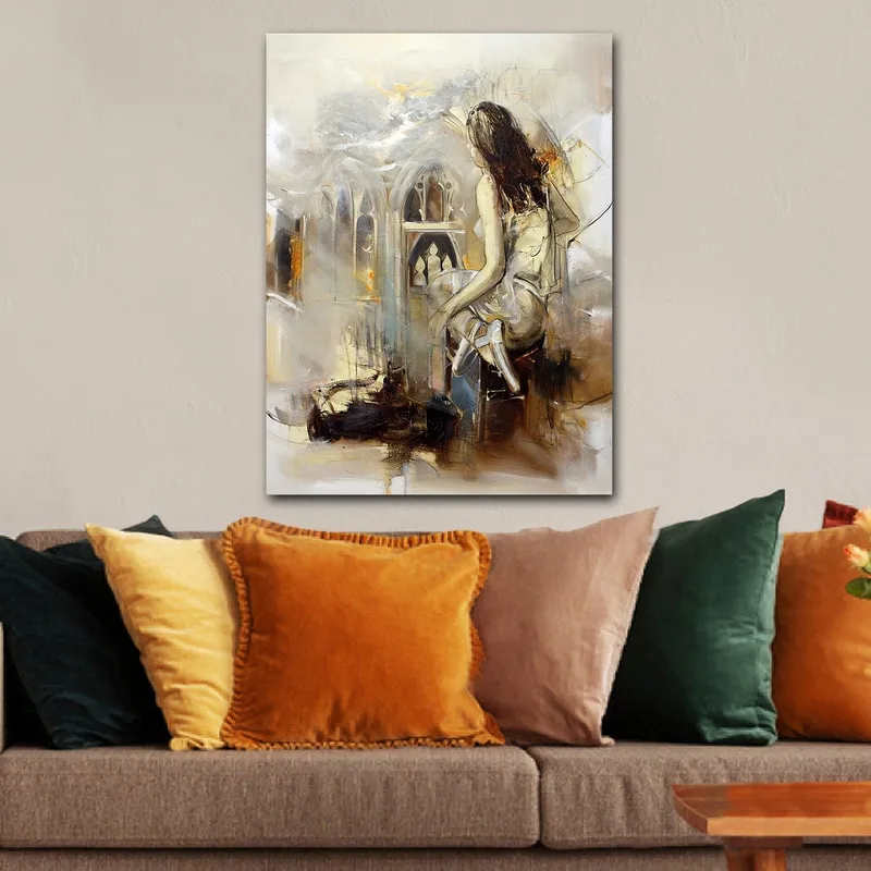 Canvastavla 70x100 cm - Kvinna sitter på en bänk och blickar ut mot en gotisk arkitektur - Beige / Brunt / Guld - Inredning - Tavlor & konst - Canvastavlor