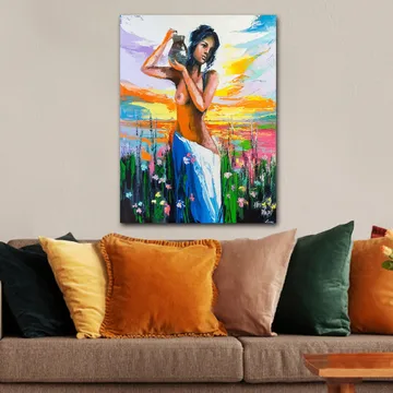 Canvastavla 70x100 cm - Kvinna som bär en kruka, omgiven av blommor och en färgsprakande himmel vid solnedgången - Orange / Blå / Grön - Inredning - Tavlor & konst - Canvastavlor