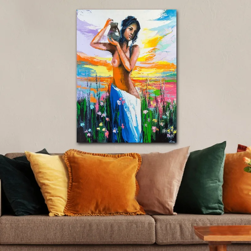 Canvastavla 70x100 cm - Kvinna som bär en kruka, omgiven av blommor och en färgsprakande himmel vid solnedgången - Orange / Blå / Grön - Inredning - Tavlor & konst - Canvastavlor