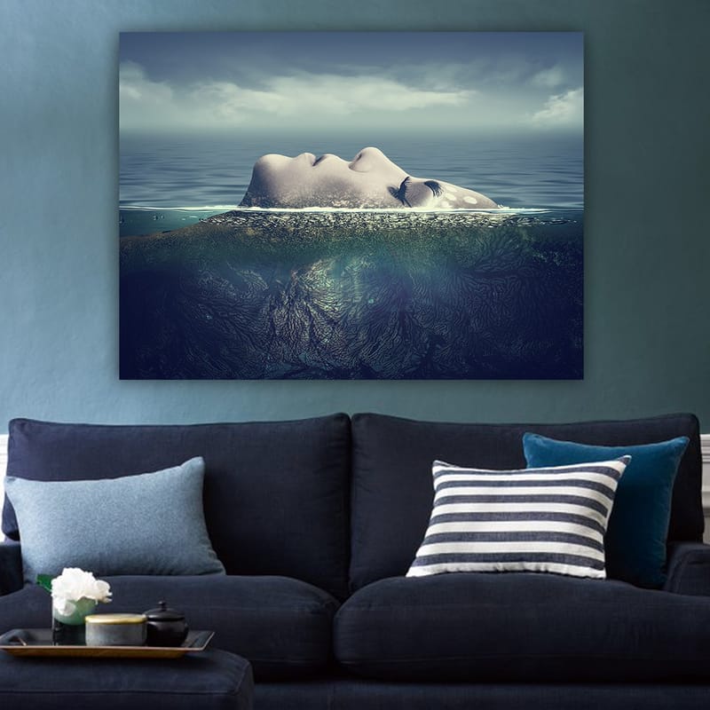 Canvastavla 70x100 cm - Kvinna som flyter på ytan av vattnet med en drömlik och lugn atmosfär - Blå / Grön / Beige - Inredning - Tavlor & konst - Canvastavlor