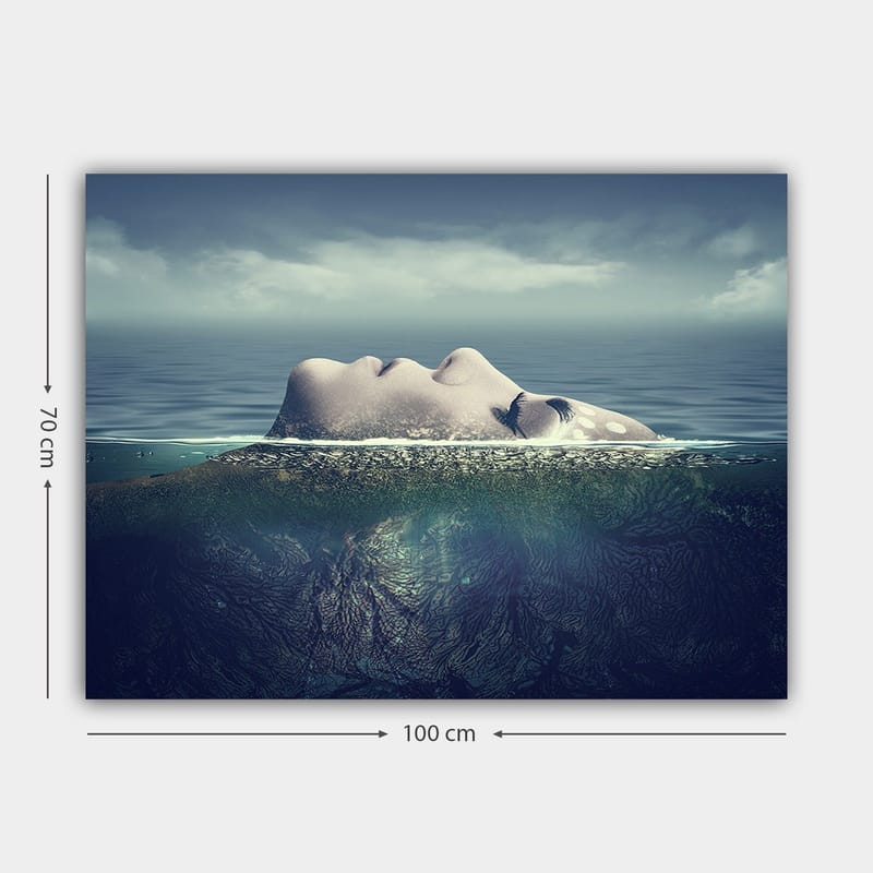 Canvastavla 70x100 cm - Kvinna som flyter på ytan av vattnet med en drömlik och lugn atmosfär - Blå / Grön / Beige - Inredning - Tavlor & konst - Canvastavlor