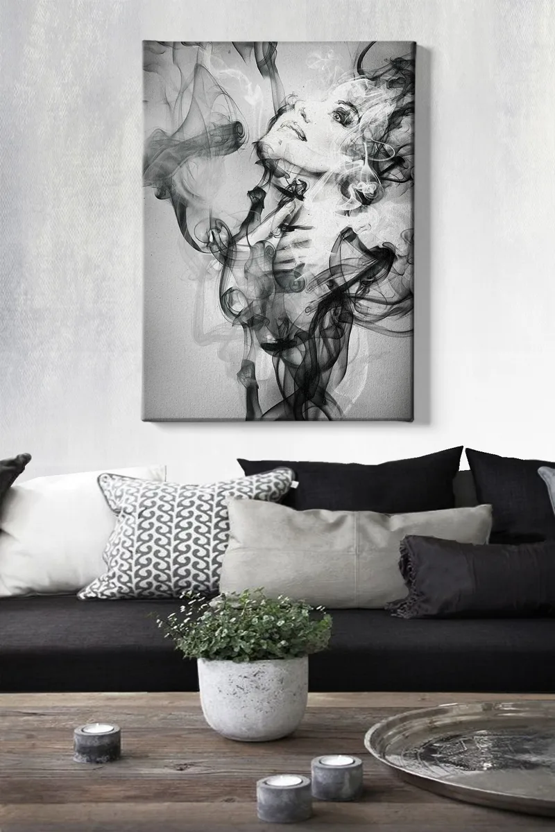 Canvastavla 70x100 cm - Kvinna som framträder ur svävande rökformationer - Svart / Grå / Vit - Inredning - Tavlor & konst - Canvastavlor