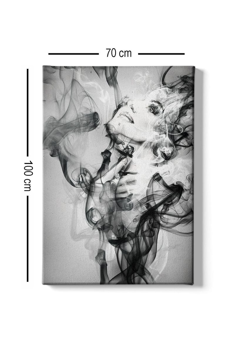 Canvastavla 70x100 cm - Kvinna som framträder ur svävande rökformationer - Svart / Grå / Vit - Inredning - Tavlor & konst - Canvastavlor