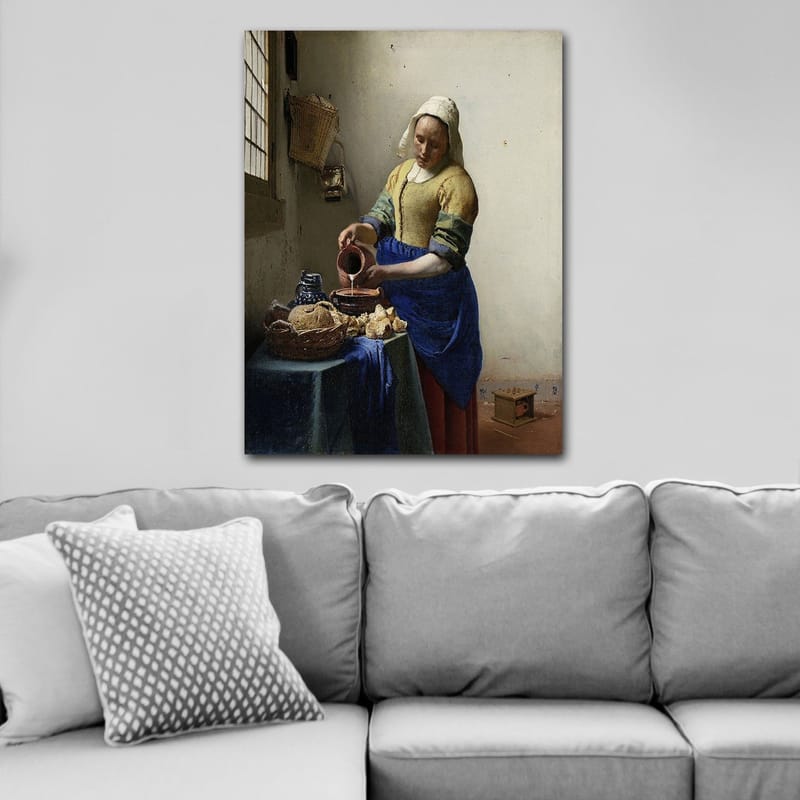 Canvastavla 70x100 cm - Kvinna som häller mjölk i en skål i ett ljust kök - Blå / Gul / Brun - Inredning - Tavlor & konst - Canvastavlor