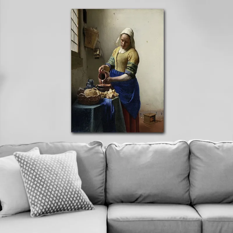 Canvastavla 70x100 cm - Kvinna som häller mjölk i en skål i ett ljust kök - Blå / Gul / Brun - Inredning - Tavlor & konst - Canvastavlor