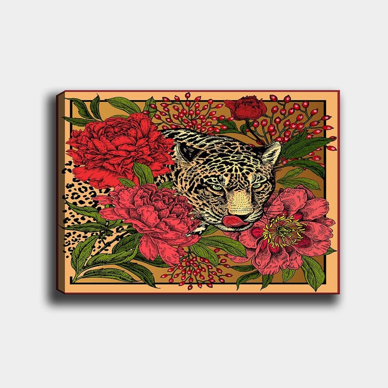 Canvastavla 70x100 cm - Leopard omgiven av färgglada blommor och gröna blad - Röd / Grön / Beige - Inredning - Tavlor & konst - Canvastavlor