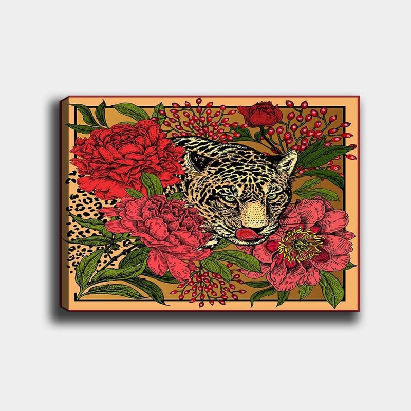 Canvastavla 70x100 cm - Leopard omgiven av färgglada blommor och gröna blad - Röd / Grön / Beige - Inredning - Tavlor & konst - Canvastavlor