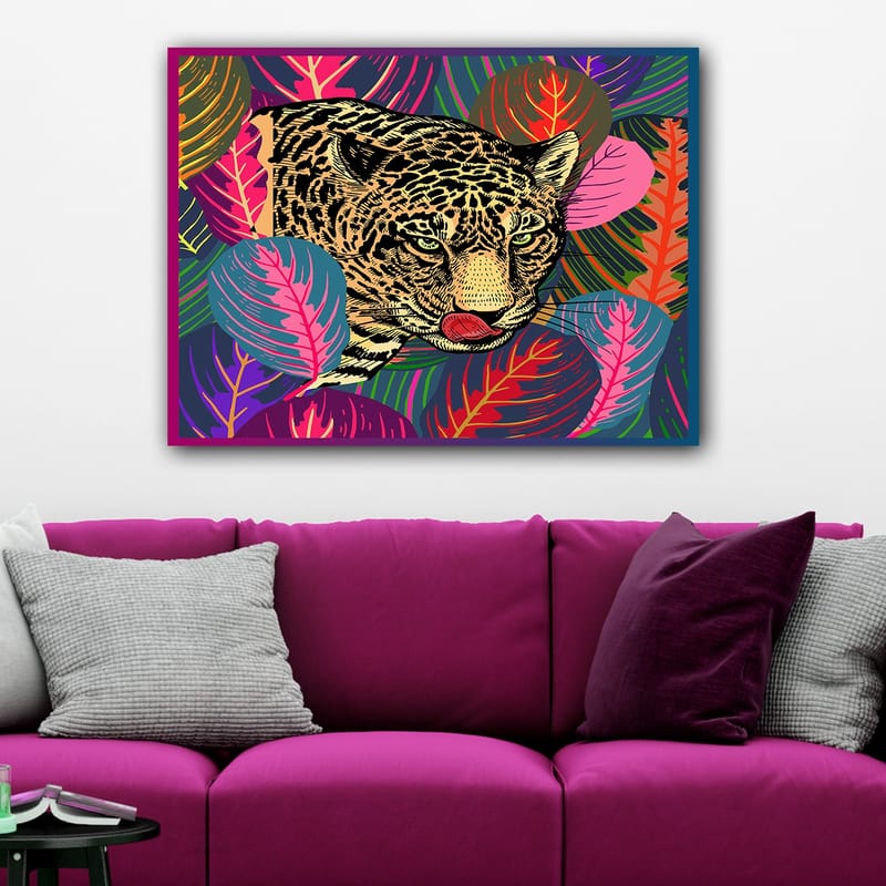 Canvastavla 70x100 cm - Leopard som smyger genom färgglada tropiska växter - Grön / Rosa / Gul - Inredning - Tavlor & konst - Canvastavlor