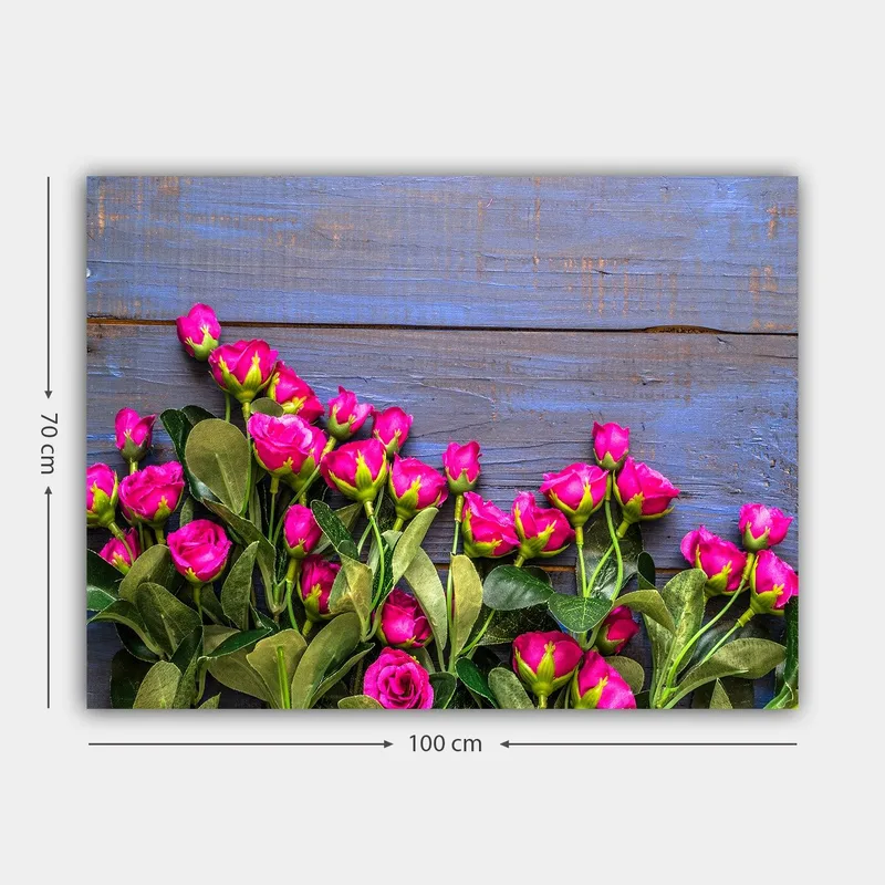 Canvastavla 70x100 cm - Livfull samling av rosa rosor mot en blå träbakgrund - Rosa / Grön / Blå - Inredning - Tavlor & konst - Canvastavlor