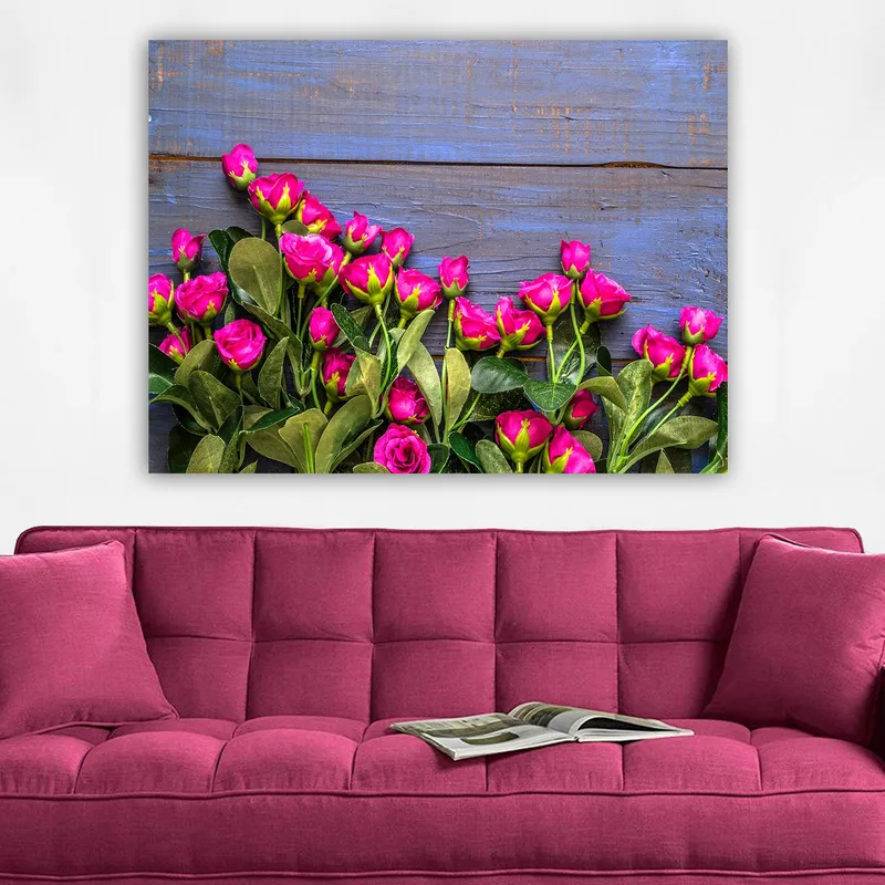 Canvastavla 70x100 cm - Livfull samling av rosa rosor mot en blå träbakgrund - Rosa / Grön / Blå - Inredning - Tavlor & konst - Canvastavlor