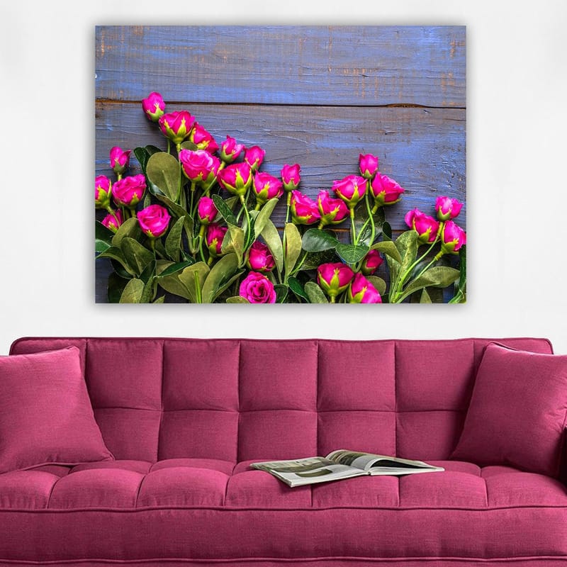 Canvastavla 70x100 cm - Livfull samling av rosa rosor mot en blå träbakgrund - Rosa / Grön / Blå - Inredning - Tavlor & konst - Canvastavlor