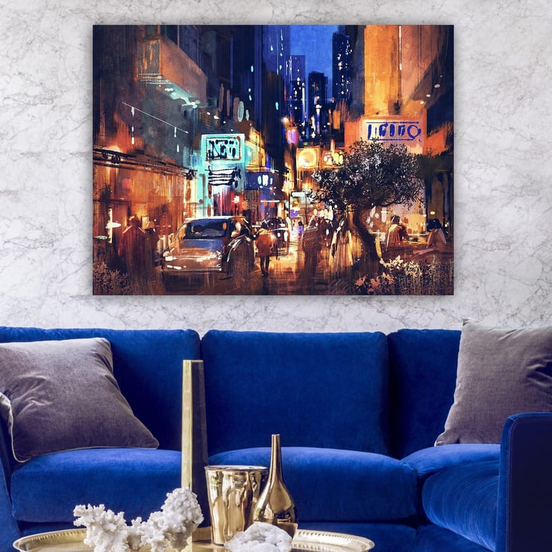 Canvastavla 70x100 cm - Livlig stadsbild med bilar och människor som rör sig genom en nattlig gata, omgiven av neonskyltar och höga byggnader - Mörkblå / Orange / Grön - Inredning - Tavlor & konst - Canvastavlor