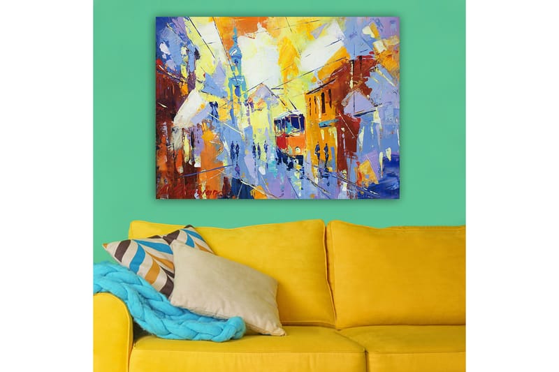 Canvastavla 70x100 cm - Livlig stadsbild med en spårvagn som rör sig genom en färgglad gata - Gul / Blå / Orange - Inredning - Tavlor & konst - Canvastavlor
