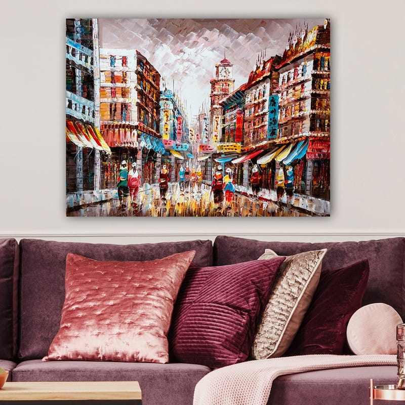 Canvastavla 70x100 cm - Livlig stadsbild med färgglada byggnader och människor som promenerar på en regnig gata - Röd / Blå / Gul - Inredning - Tavlor & konst - Canvastavlor