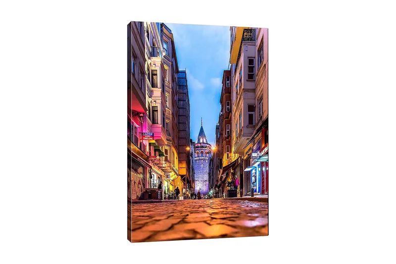 Canvastavla 70x100 cm - Livlig stadsbild med Galata-tornet som huvudfokus i en smal gata - Blå / Orange / Lila - Inredning - Tavlor & konst - Canvastavlor