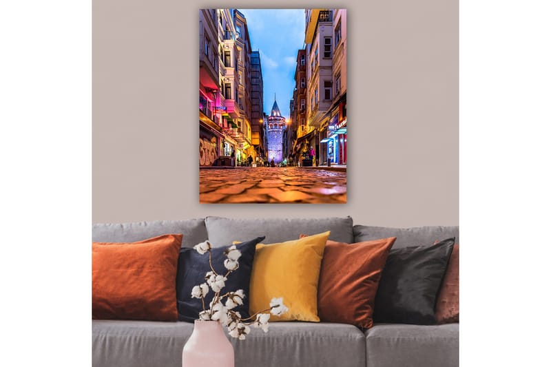 Canvastavla 70x100 cm - Livlig stadsbild med Galata-tornet som huvudfokus i en smal gata - Blå / Orange / Lila - Inredning - Tavlor & konst - Canvastavlor