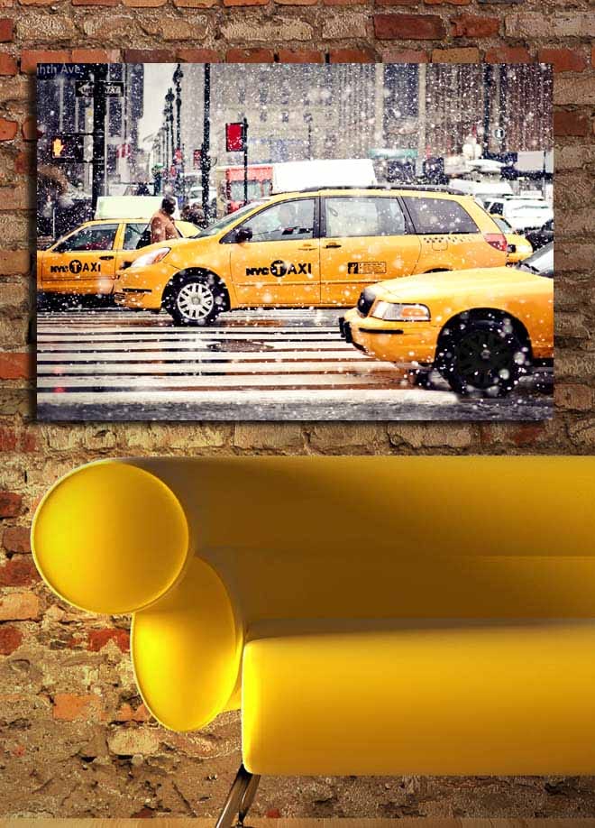Canvastavla 70x100 cm - Livlig stadsbild med gula taxibilar som kör genom snöfall i New York City - Gul / Svart - Inredning - Tavlor & konst - Canvastavlor