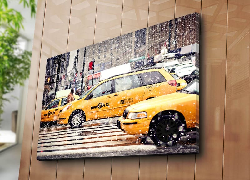 Canvastavla 70x100 cm - Livlig stadsbild med gula taxibilar som kör genom snöfall i New York City - Gul / Svart - Inredning - Tavlor & konst - Canvastavlor