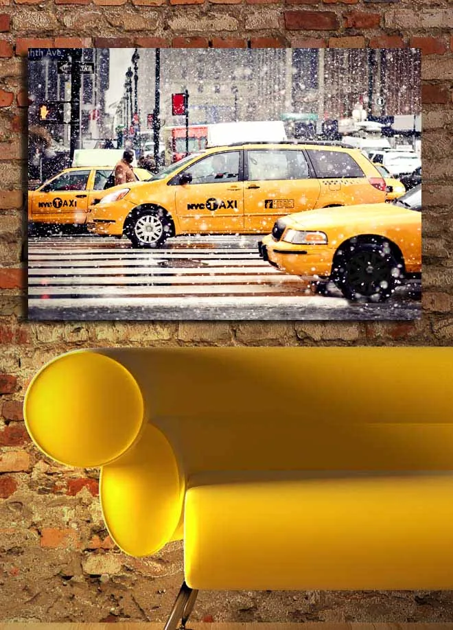 Canvastavla 70x100 cm - Livlig stadsbild med gula taxibilar som kör genom snöfall i New York City - Gul / Svart - Inredning - Tavlor & konst - Canvastavlor