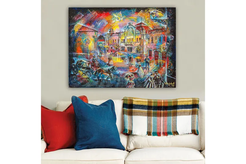 Canvastavla 70x100 cm - Livlig stadsbild med människor i historiska kläder som promenerar på en gata med vackra byggnader och hästdragna vagnar - Blå / Röd / Gul - Inredning - Tavlor & konst - Canvastavlor