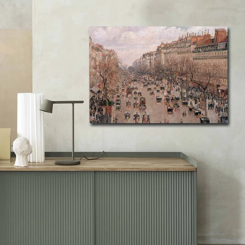 Canvastavla 70x100 cm - Livlig stadsbild med människor och hästdragna vagnar på en gata omgiven av träd och byggnader - Ljusrosa / Beige / Mörkgrön - Inredning - Tavlor & konst - Canvastavlor