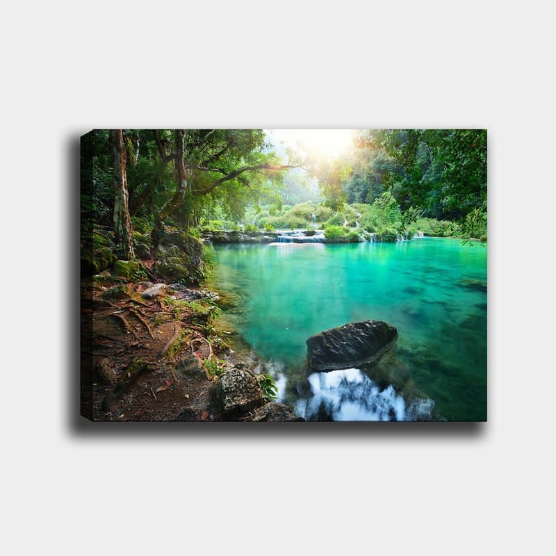 Canvastavla 70x100 cm - Lugn och naturskön vattenfallsscen med klart, turkost vatten omgiven av frodig grönska, Turkos / Grön / Brun