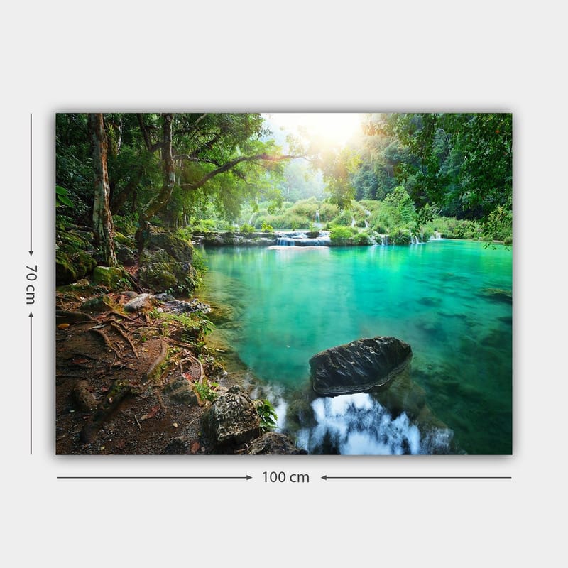 Canvastavla 70x100 cm - Lugn och naturskön vattenfallsscen med klart, turkost vatten omgiven av frodig grönska - Turkos / Grön / Brun - Inredning - Tavlor & konst - Canvastavlor