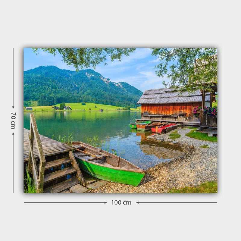 Canvastavla 70x100 cm - Lugn sjöscen med färgglada båtar vid en träbrygga och omgivande gröna berg - Grön / Blå / Brun - Inredning - Tavlor & konst - Canvastavlor