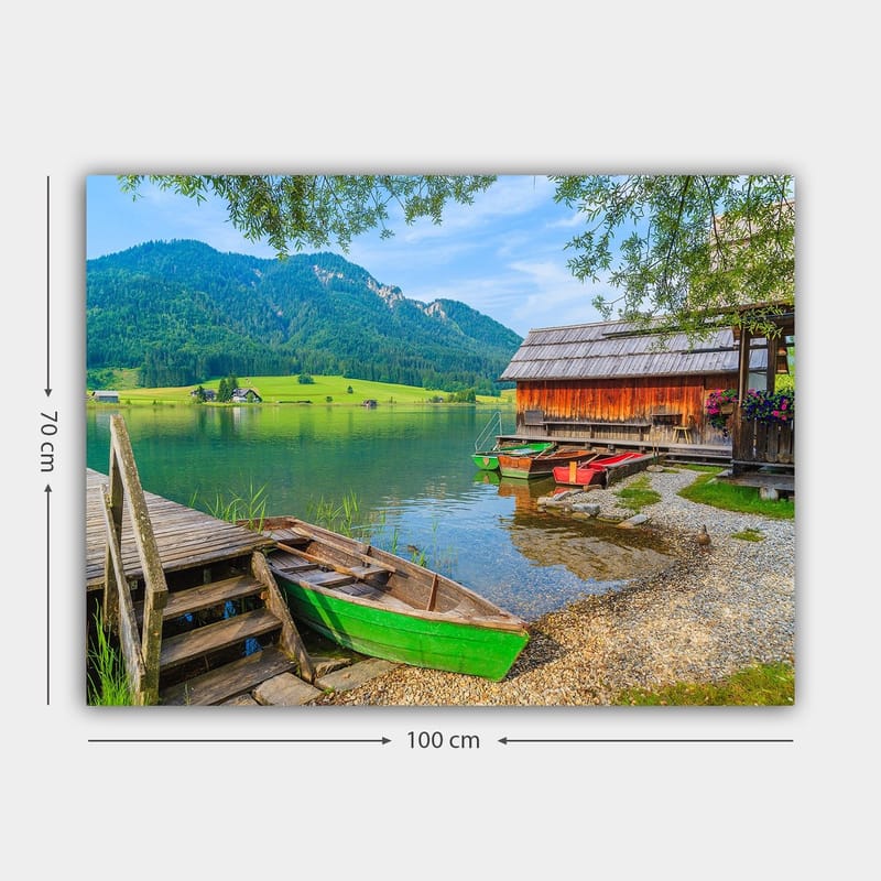 Canvastavla 70x100 cm - Lugn sjöscen med färgglada båtar vid en träbrygga och omgivande gröna berg - Grön / Blå / Brun - Inredning - Tavlor & konst - Canvastavlor