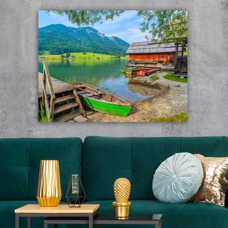 Canvastavla 70x100 cm - Lugn sjöscen med färgglada båtar vid en träbrygga och omgivande gröna berg - Grön / Blå / Brun - Inredning - Tavlor & konst - Canvastavlor