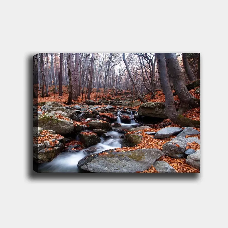 Canvastavla 70x100 cm - Lugn skogsscen med en porlande bäck omgiven av höstfärgade löv och stenar - Grå / Orange / Brun - Inredning - Tavlor & konst - Canvastavlor