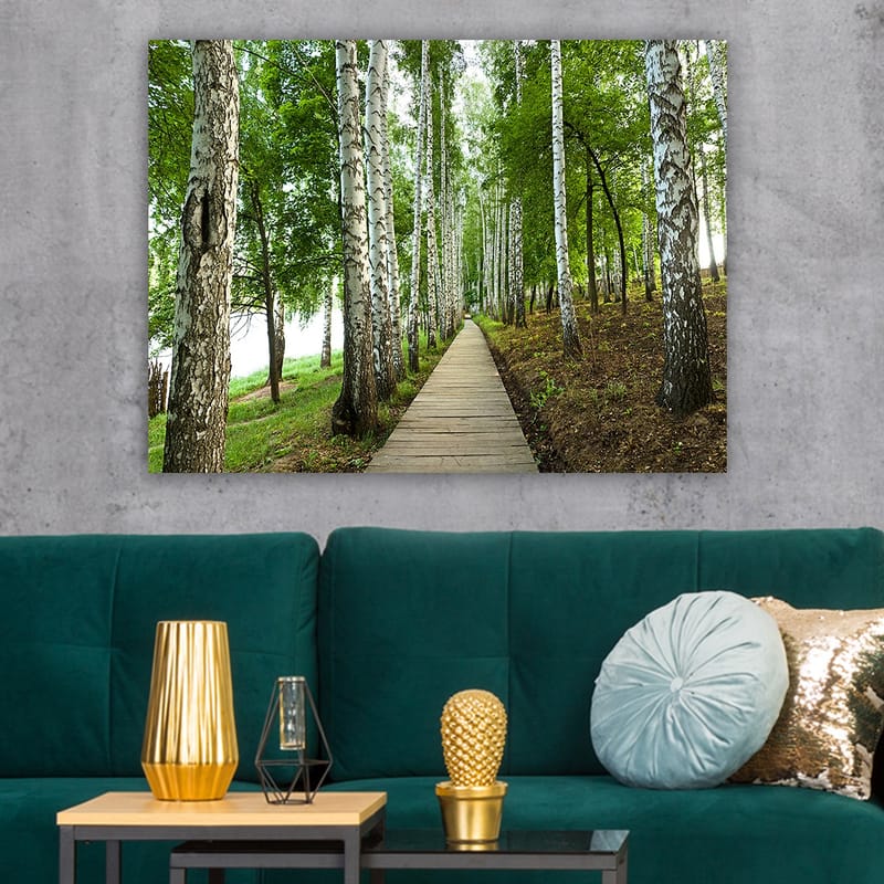 Canvastavla 70x100 cm - Lugn skogsväg omgiven av björkar och grönskande vegetation - Grön / Vit / Brun - Inredning - Tavlor & konst - Canvastavlor