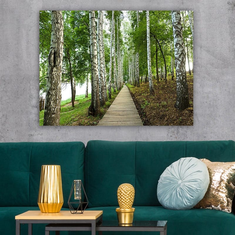 Canvastavla 70x100 cm - Lugn skogsväg omgiven av björkar och grönskande vegetation - Grön / Vit / Brun - Inredning - Tavlor & konst - Canvastavlor