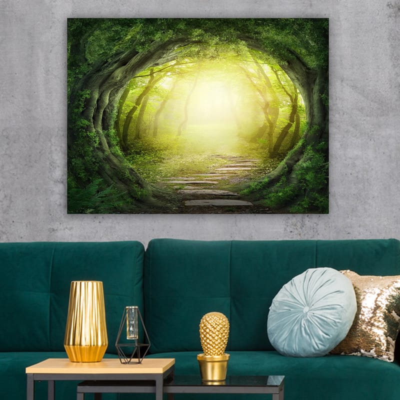 Canvastavla 70x100 cm - Magisk skogsgång med ljus som strålar genom trädens grönska - Grön / Ljusgul - Inredning - Tavlor & konst - Canvastavlor