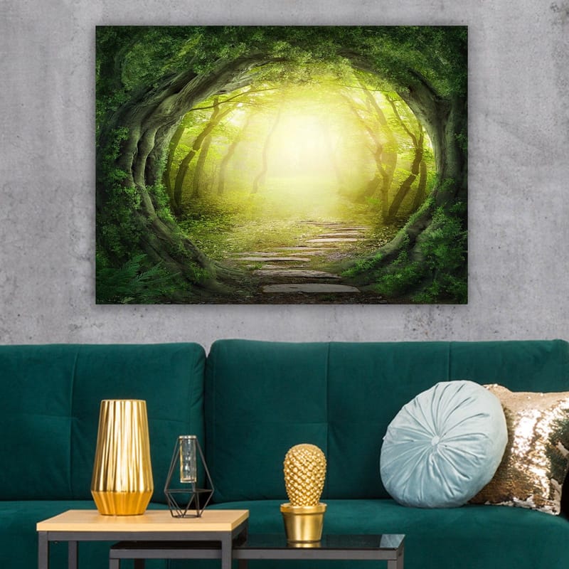 Canvastavla 70x100 cm - Magisk skogsgång med ljus som strålar genom trädens grönska - Grön / Ljusgul - Inredning - Tavlor & konst - Canvastavlor