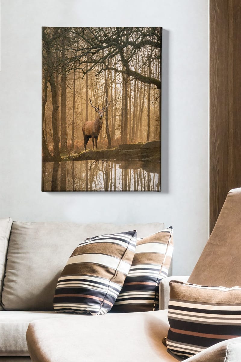 Canvastavla 70x100 cm - Majestätisk älg står vid en spegelblanka sjö omgiven av dimmiga skogar - Brun / Guld / Grön - Inredning - Tavlor & konst - Canvastavlor