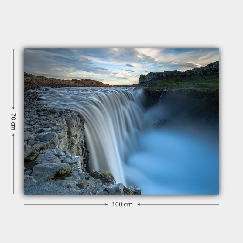 Canvastavla 70x100 cm - Majestätisk vattenfall som strömmar över klippor i en naturskön miljö - Blå / Grå / Vit - Inredning - Tavlor & konst - Canvastavlor