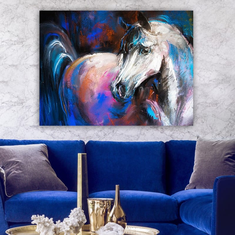 Canvastavla 70x100 cm - Majestätisk vit häst med färgglada detaljer i bakgrunden - Vit / Blå / Rosa - Inredning - Tavlor & konst - Canvastavlor