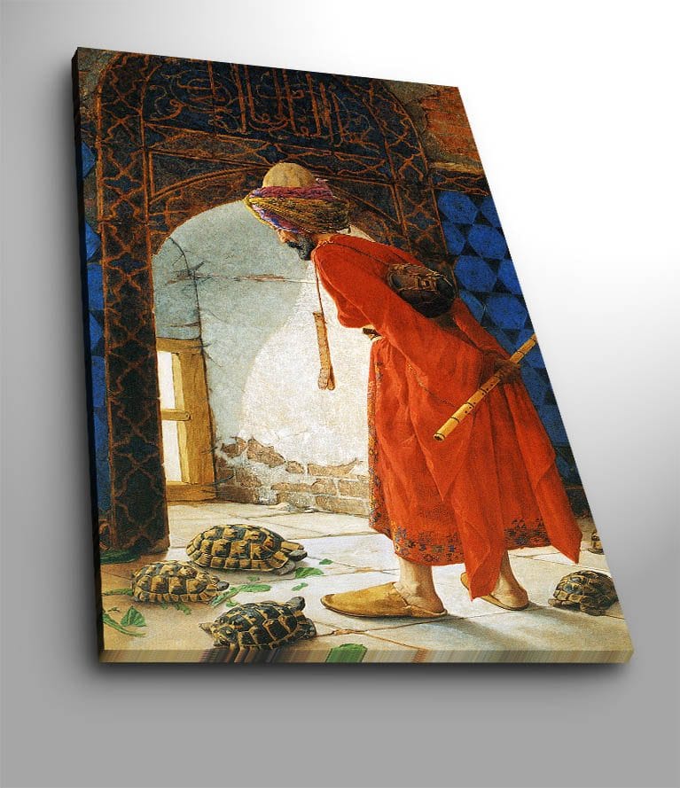 Canvastavla 70x100 cm - Man i röd klädnad som står vid en dörröppning och betraktar sköldpaddor på golvet - Röd / Blå / Beige - Inredning - Tavlor & konst - Canvastavlor