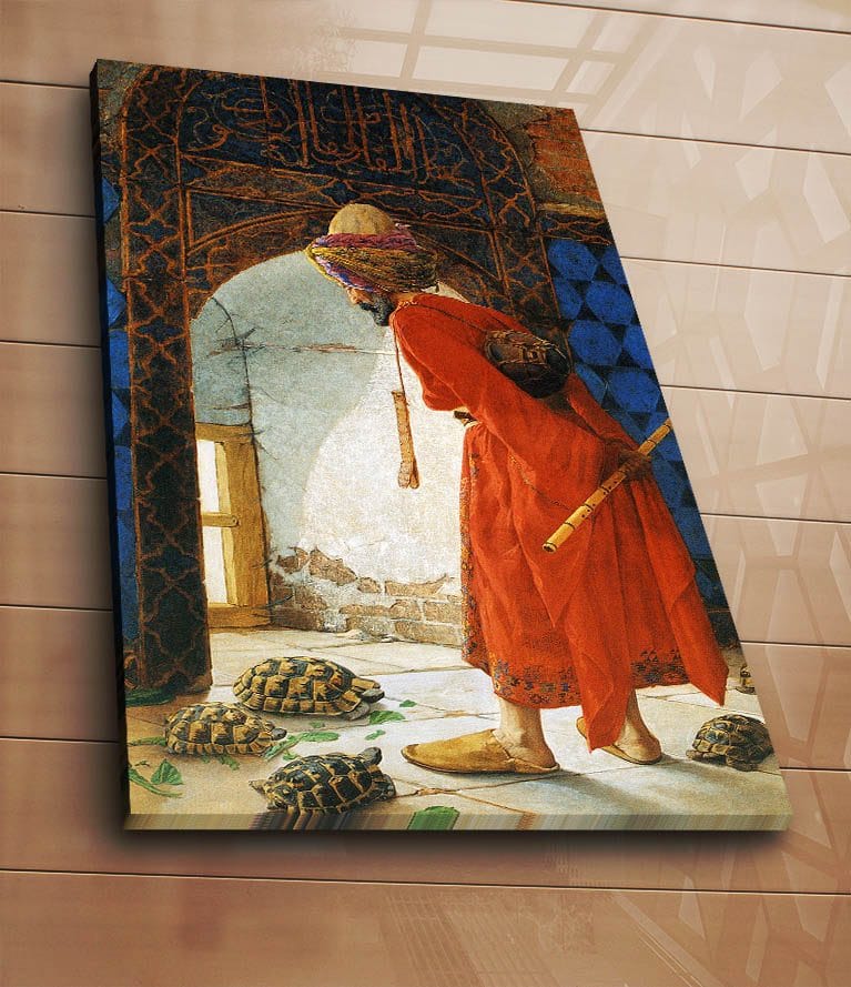 Canvastavla 70x100 cm - Man i röd klädnad som står vid en dörröppning och betraktar sköldpaddor på golvet - Röd / Blå / Beige - Inredning - Tavlor & konst - Canvastavlor