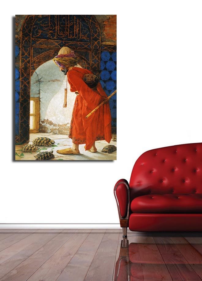 Canvastavla 70x100 cm - Man i röd klädnad som står vid en dörröppning och betraktar sköldpaddor på golvet - Röd / Blå / Beige - Inredning - Tavlor & konst - Canvastavlor