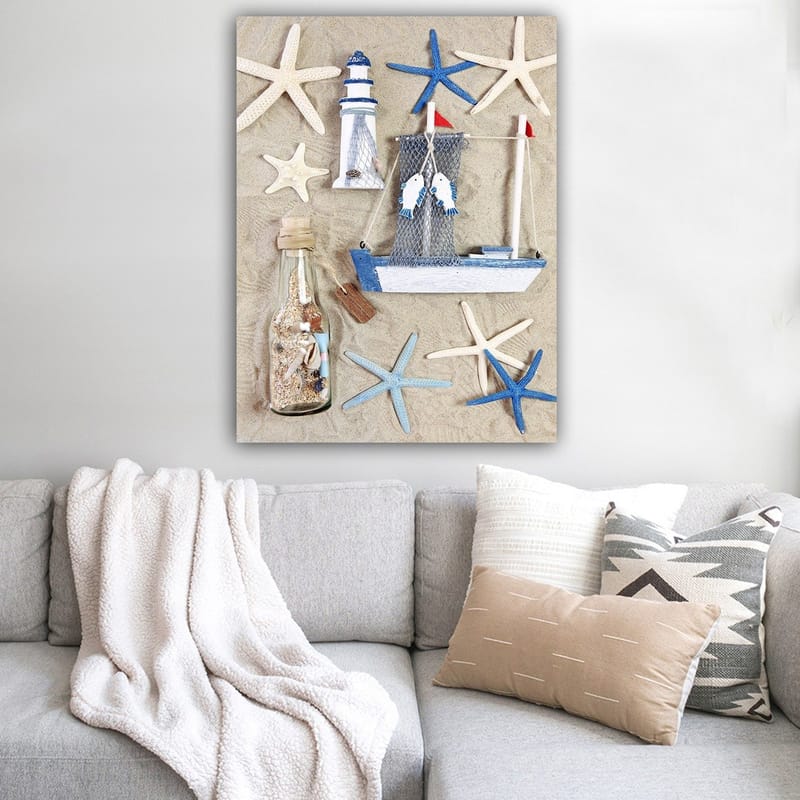 Canvastavla 70x100 cm - Maritim komposition med en båt, en fyr och sjöstjärnor - Blå / Vit / Beige - Inredning - Tavlor & konst - Canvastavlor