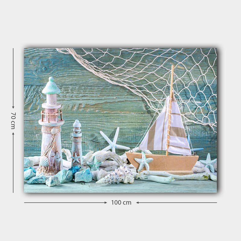 Canvastavla 70x100 cm - Maritim scen med en segelbåt, fyrtorn och sjöstjärnor i en strandmiljö - Blå / Vit / Beige - Inredning - Tavlor & konst - Canvastavlor